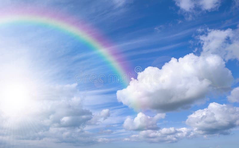 Hemel met regenboog en heldere hemel
