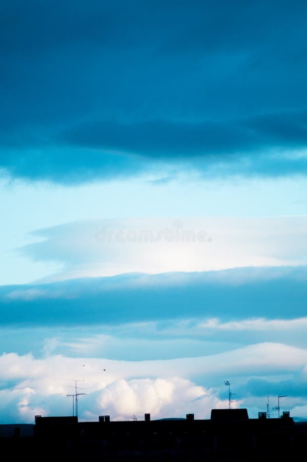 Hemel met wolken en hoge contrastkleuren stock foto's Hemel met wolken en hoge contrastkleuren stock foto's