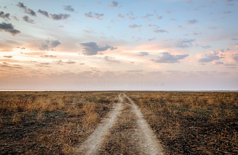 Hemel van de landweg de mooie avond stock foto's