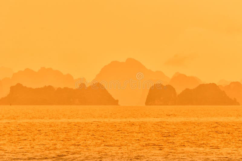 Hemel van Vietnam van de Halongbaai de dramatische oranje royalty-vrije stock foto's Hemel van Vietnam van de Halongbaai de dramatische oranje royalty-vrije stock foto's