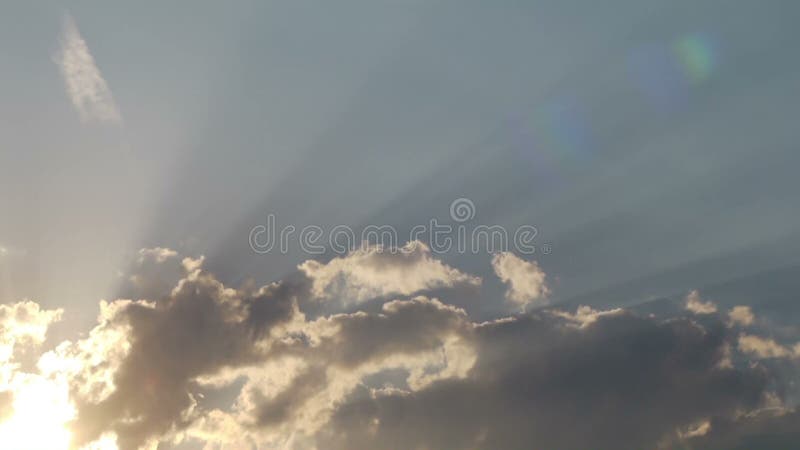 Hemelse wolken met zonstralen