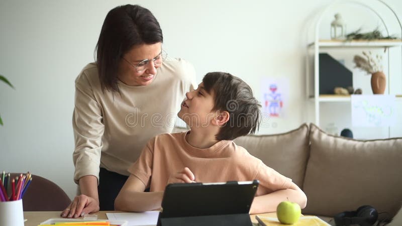 Hemfostrande mamma och 10-årig pojke på videochat spbd arkivfilmer