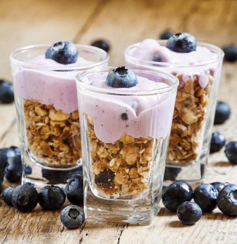 Hemlagad bakad granola med yoghurt och blåbär i ett exponeringsglas royaltyfria foton Hemlagad bakad granola med yoghurt och blåbär i ett exponeringsglas royaltyfria foton