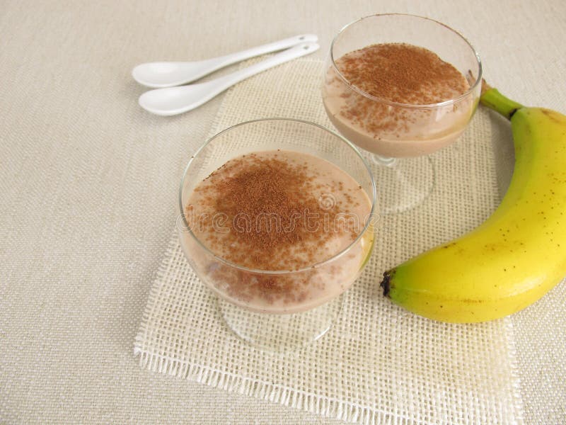 Hemlagad chokladglass med djupfrysta bananer och kakao royaltyfria bilder Hemlagad chokladglass med djupfrysta bananer och kakao royaltyfria bilder