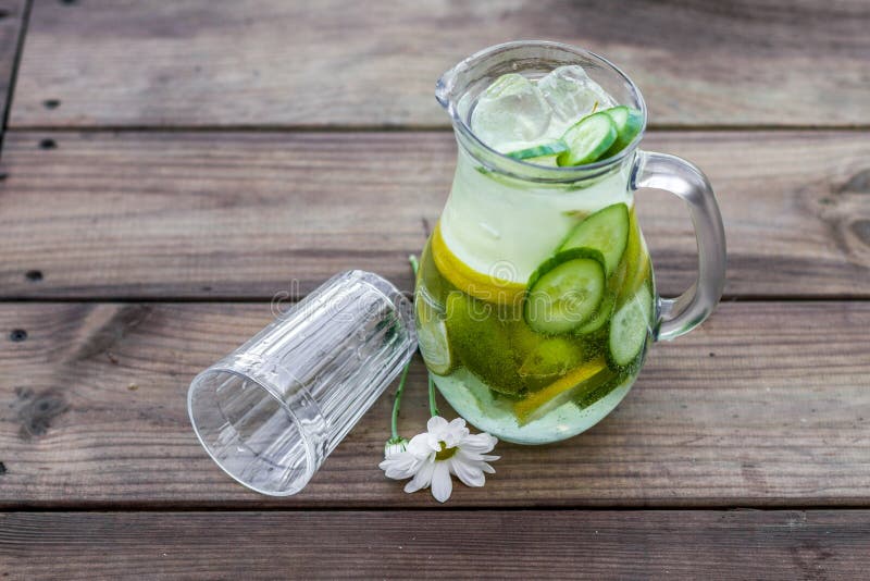 Hemlagad glass för läcker uppfriskande frukt royaltyfri bild Hemlagad glass för läcker uppfriskande frukt royaltyfri bild