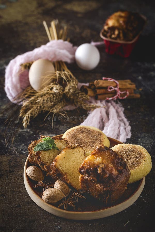 Hemlagad kanelbrun kaka och mandlar royaltyfri foto Hemlagad kanelbrun kaka och mandlar royaltyfri foto
