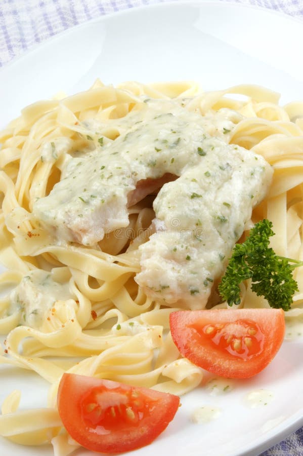 Torskrygg med hemlagad pasta royaltyfria bilder
