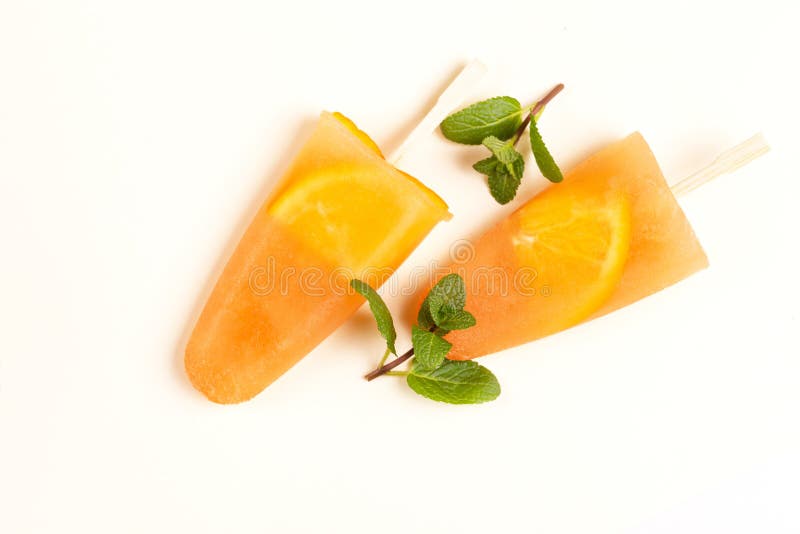 Hemlagad orange sorbet med orange skivor inom och den nya mintkaramellen royaltyfri fotografi Hemlagad orange sorbet med orange skivor inom och den nya mintkaramellen royaltyfri fotografi