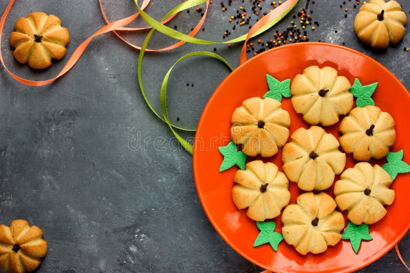 Hemlagad pepparkakakaka för allhelgonaafton eller tacksägelse Pumpk arkivbild Hemlagad pepparkakakaka för allhelgonaafton eller tacksägelse Pumpk arkivbild