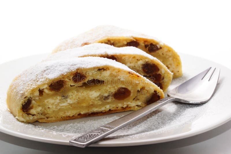 Hemlagad strudel för ostmassaost royaltyfri bild Hemlagad strudel för ostmassaost royaltyfri bild