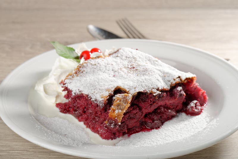 Hemlagad strudel med körsbär arkivbilder Hemlagad strudel med körsbär arkivbilder