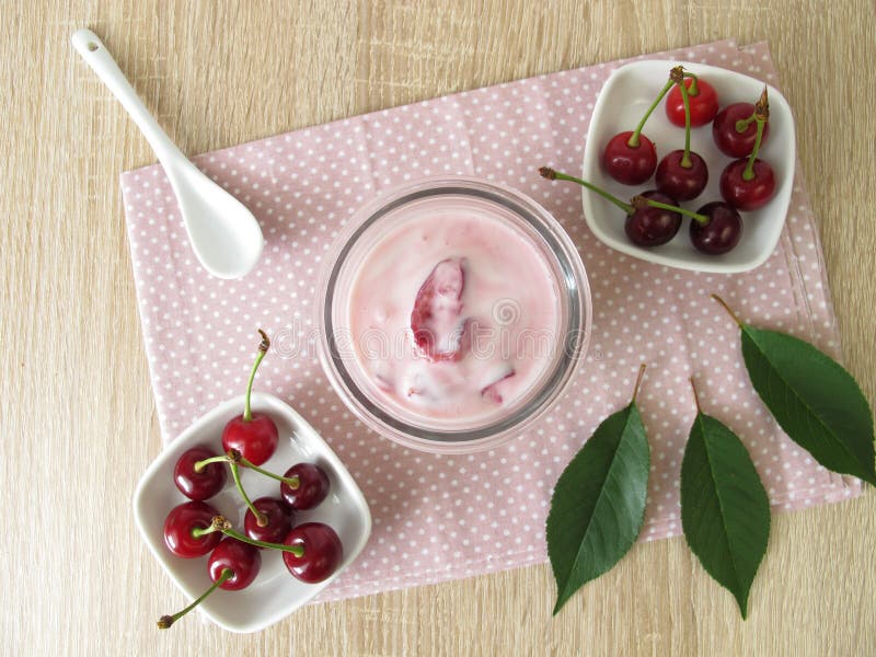 Hemlagad yoghurt med sura körsbär arkivfoton Hemlagad yoghurt med sura körsbär arkivfoton