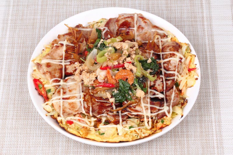 Hemlagad överträffad Japan pizza stekte kryddig basilika med finhackat griskött arkivfoton Hemlagad överträffad Japan pizza stekte kryddig basilika med finhackat griskött arkivfoton