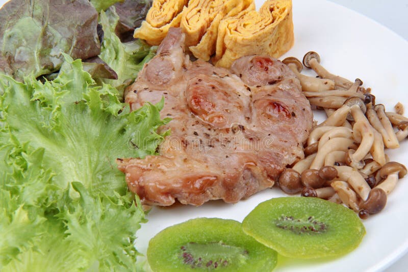 Hemlagad överträffade grisköttbiff omelett med den grillade blandade champinjonen royaltyfri bild Hemlagad överträffade grisköttbiff omelett med den grillade blandade champinjonen royaltyfri bild