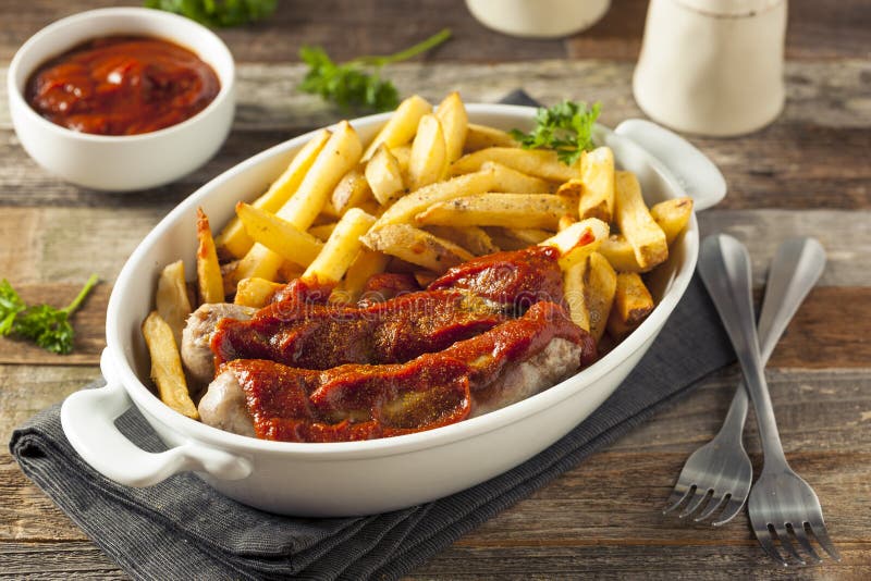 Hemlagade Currywurst och pommes frites fotografering för bildbyråer