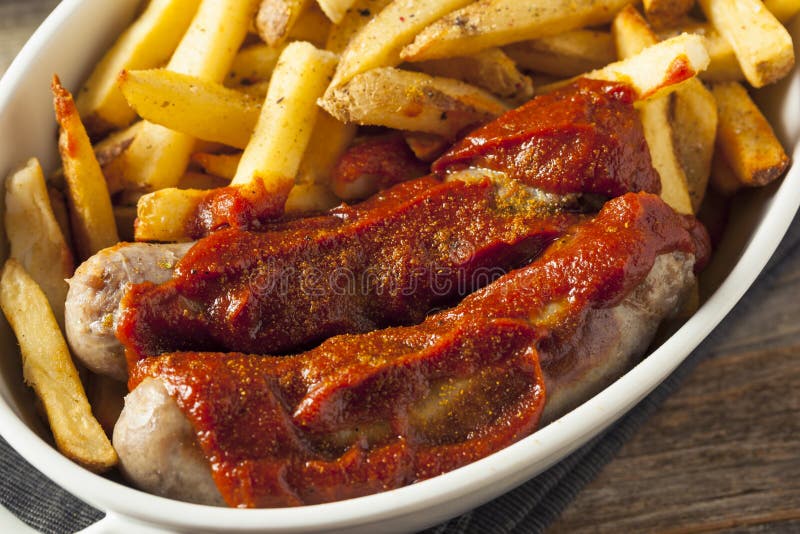 Hemlagade Currywurst och pommes frites royaltyfri foto