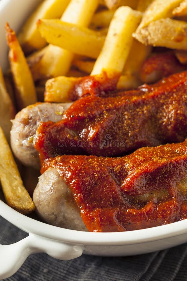 Hemlagade Currywurst och pommes frites arkivfoto
