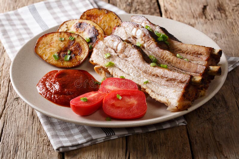 Hemlagade Fried Pork Ribs med potatisar på en platta horisontal arkivfoton Hemlagade Fried Pork Ribs med potatisar på en platta horisontal arkivfoton