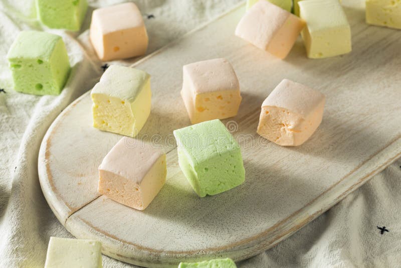 Hemlagade fyrkantiga frukt- färgrika marshmallower royaltyfria bilder Hemlagade fyrkantiga frukt- färgrika marshmallower royaltyfria bilder