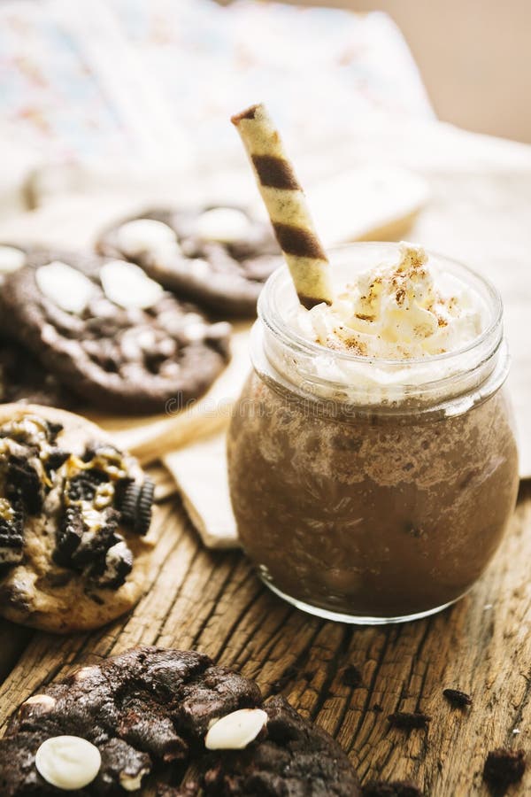 Hemlagade kakor och kräm- milkshake royaltyfria bilder Hemlagade kakor och kräm- milkshake royaltyfria bilder