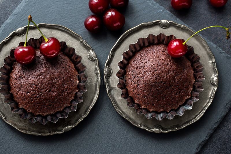 Hemlagade mörka chokladmuffin arkivfoton Hemlagade mörka chokladmuffin arkivfoton