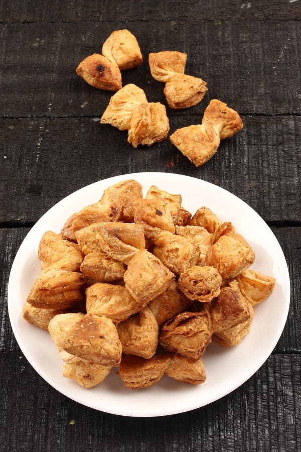 Hemlagade nya frasiga bakade puffs arkivfoton Hemlagade nya frasiga bakade puffs arkivfoton