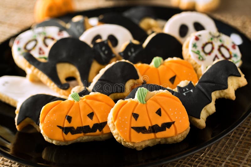 Hemlagade pepparkakakakor för allhelgonaafton arkivbilder Hemlagade pepparkakakakor för allhelgonaafton arkivbilder