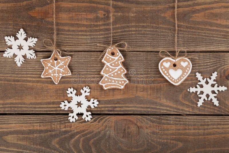 Hemlagade pepparkakakakor för jul över trä royaltyfri bild