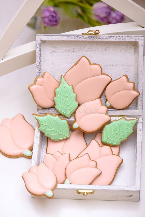 Hemlagade pepparkakakakor i formen av tulpan arkivbilder Hemlagade pepparkakakakor i formen av tulpan arkivbilder