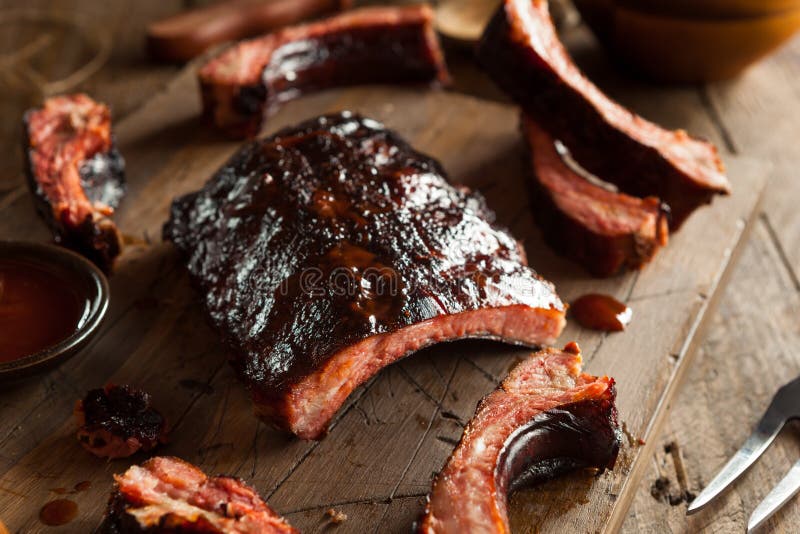 Hemlagade rökte grillfestgrisköttstöd royaltyfri fotografi Hemlagade rökte grillfestgrisköttstöd royaltyfri fotografi