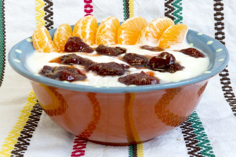 Hemlagat driftstopp för lösa jordgubbar för yoghurt royaltyfria bilder Hemlagat driftstopp för lösa jordgubbar för yoghurt royaltyfria bilder