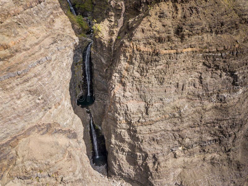 Hemliga vattenfall som finnas på en treck arkivfoto Hemliga vattenfall som finnas på en treck arkivfoto