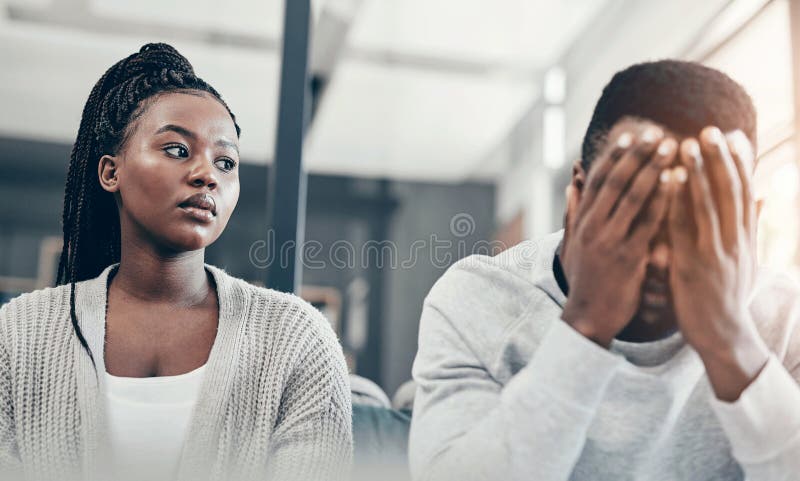 Hemligt svart par och argument med stress på soffa i vardagsrum upprörda eller skadade. lägenhet och relation royaltyfri foto