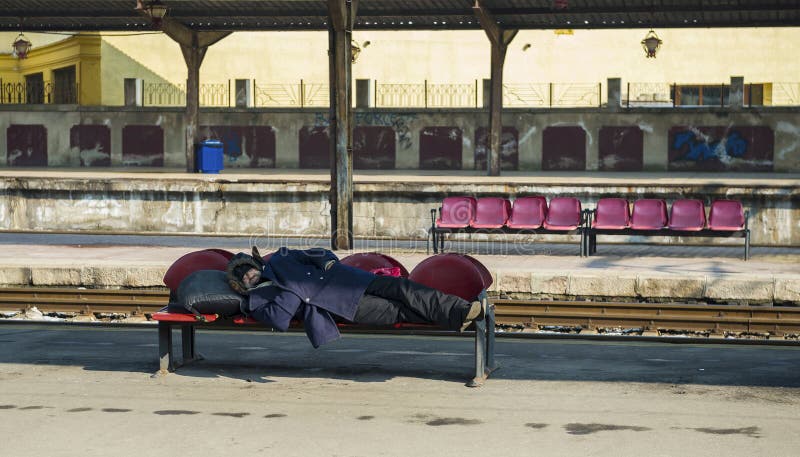 Hemlös man som sover i Bucharest den norr järnvägsstationen arkivfoto Hemlös man som sover i Bucharest den norr järnvägsstationen arkivfoto