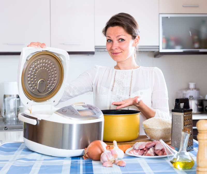 Hemmafrumatlagningmatställe i multicooker royaltyfri fotografi Hemmafrumatlagningmatställe i multicooker royaltyfri fotografi