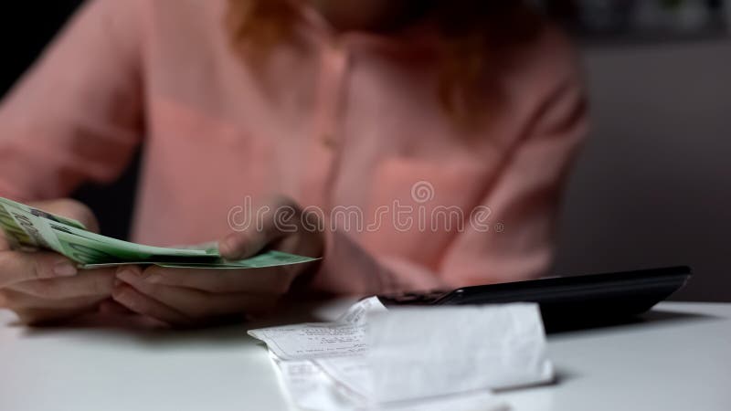Hemmafrun som räknar eurosedlar, pengarbrist, familjbudget, uppta som omkostnad fotografering för bildbyråer Hemmafrun som räknar eurosedlar, pengarbrist, familjbudget, uppta som omkostnad fotografering för bildbyråer