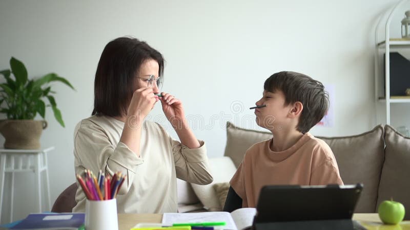 Hemskola online för skolbarn, mamma och son har kul spbd stock video