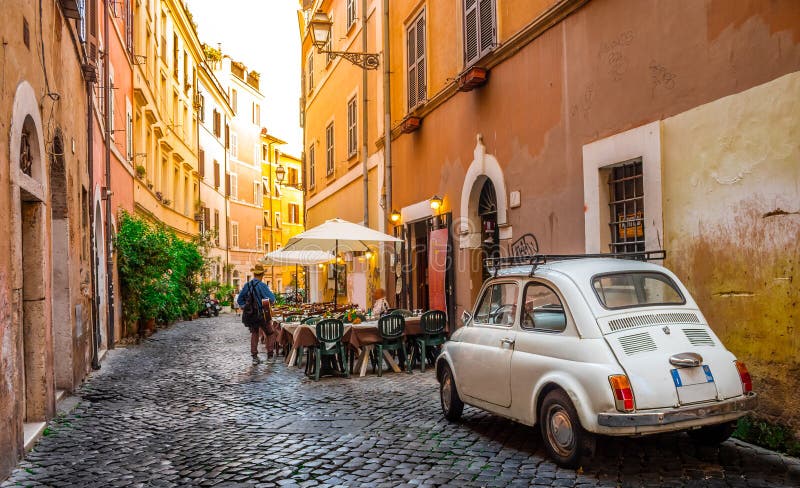 Hemtrevlig gata i Trastevere, Rome, Europa royaltyfri bild Hemtrevlig gata i Trastevere, Rome, Europa royaltyfri bild