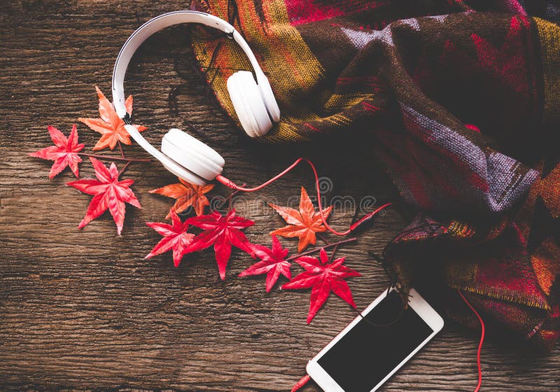 Hemtrevlig vinterbakgrund, ilar telefonen med marshmallow- och headphonemusik royaltyfri fotografi