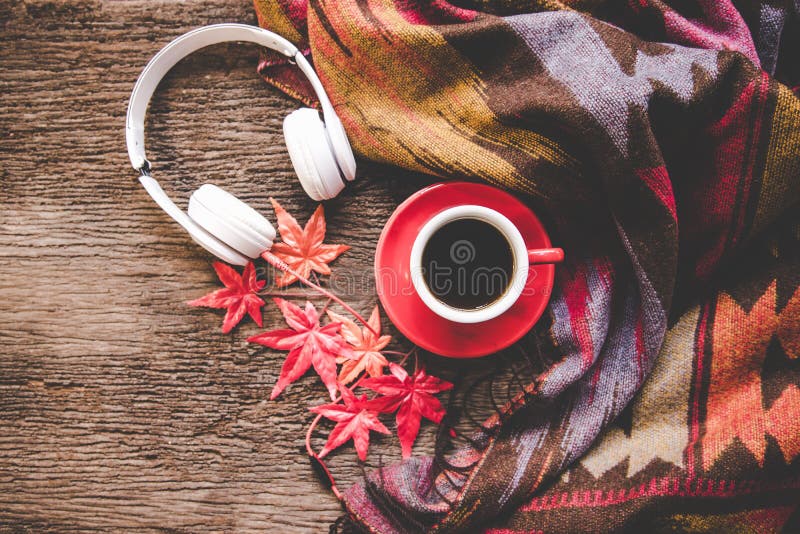 Hemtrevlig vinterbakgrund, kopp av varmt kaffe med marshmallowen och headphonemusik, varm stucken tröja, tappningsignal royaltyfria bilder