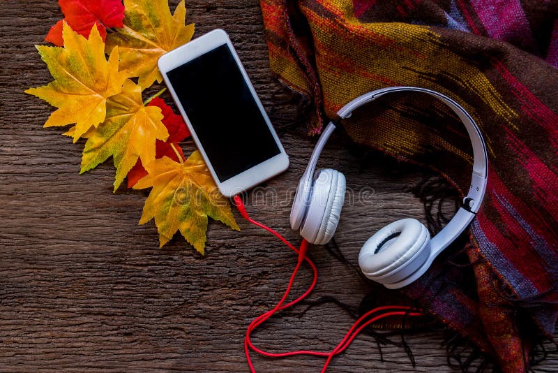 Hemtrevlig vinterbakgrund, koppen av varmt kaffe med marshmallowen och headphonemusik, varm stucken tröja, kopplar av och slags t arkivbild