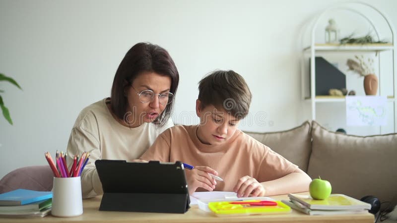 Hemutbildning för barn, mor och son, lär sig läxa spbd lager videofilmer