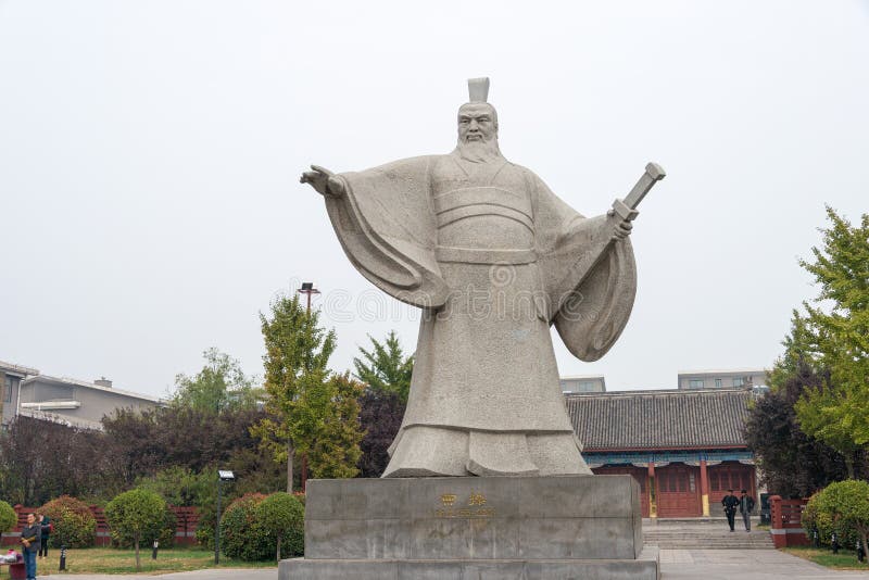 HENAN, CHINA - 26 Oct 2015: Standbeeld van Cao Cao (155-220) in Weiwud stock foto HENAN, CHINA - 26 Oct 2015: Standbeeld van Cao Cao (155-220) in Weiwud stock foto