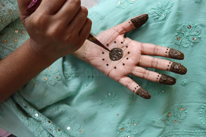 Simple Latest Mehndi Design for Diwali - Ethnic Fashion Inspirations!-atpcosmetics.com.vn