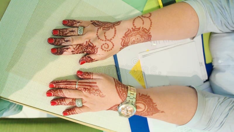 Henna jest w rękach kobieta Dubaj fotografia royalty free Henna jest w rękach kobieta Dubaj fotografia royalty free