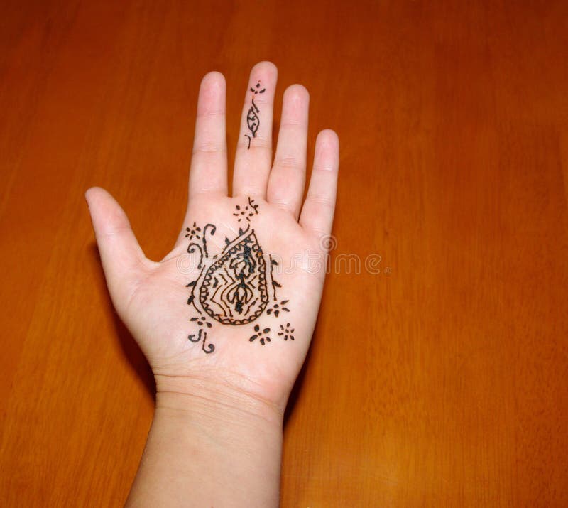 Mão Com O Mehendi Da Hena Da Tatuagem Do Teste Padrão Da Mandala Foto de  Stock - Imagem de beleza, tatuagem: 102341316