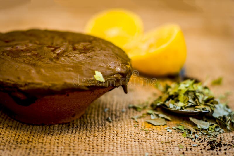 Hennafärgblandning den ayurvedic vägen av att färga hår arkivbilder Hennafärgblandning den ayurvedic vägen av att färga hår arkivbilder