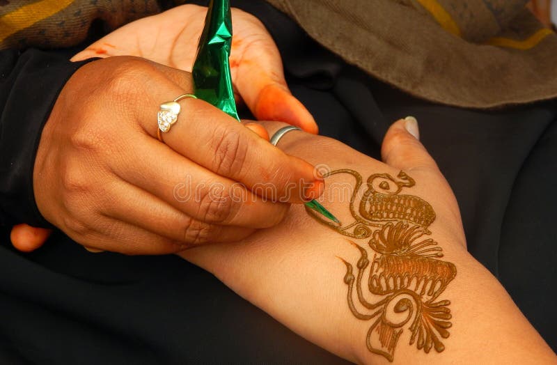 Hennastrauch oder Mehendi anwenden eine vorübergehende Tätowierung stockfotos Hennastrauch oder Mehendi anwenden eine vorübergehende Tätowierung stockfotos