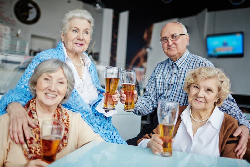 Heraus hängen in der Kneipe mit Freunden lizenzfreie stockfotos Heraus hängen in der Kneipe mit Freunden lizenzfreie stockfotos