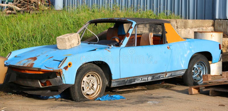 Heraus verrostet und verlassenes Porsche 914 stockfotos Heraus verrostet und verlassenes Porsche 914 stockfotos